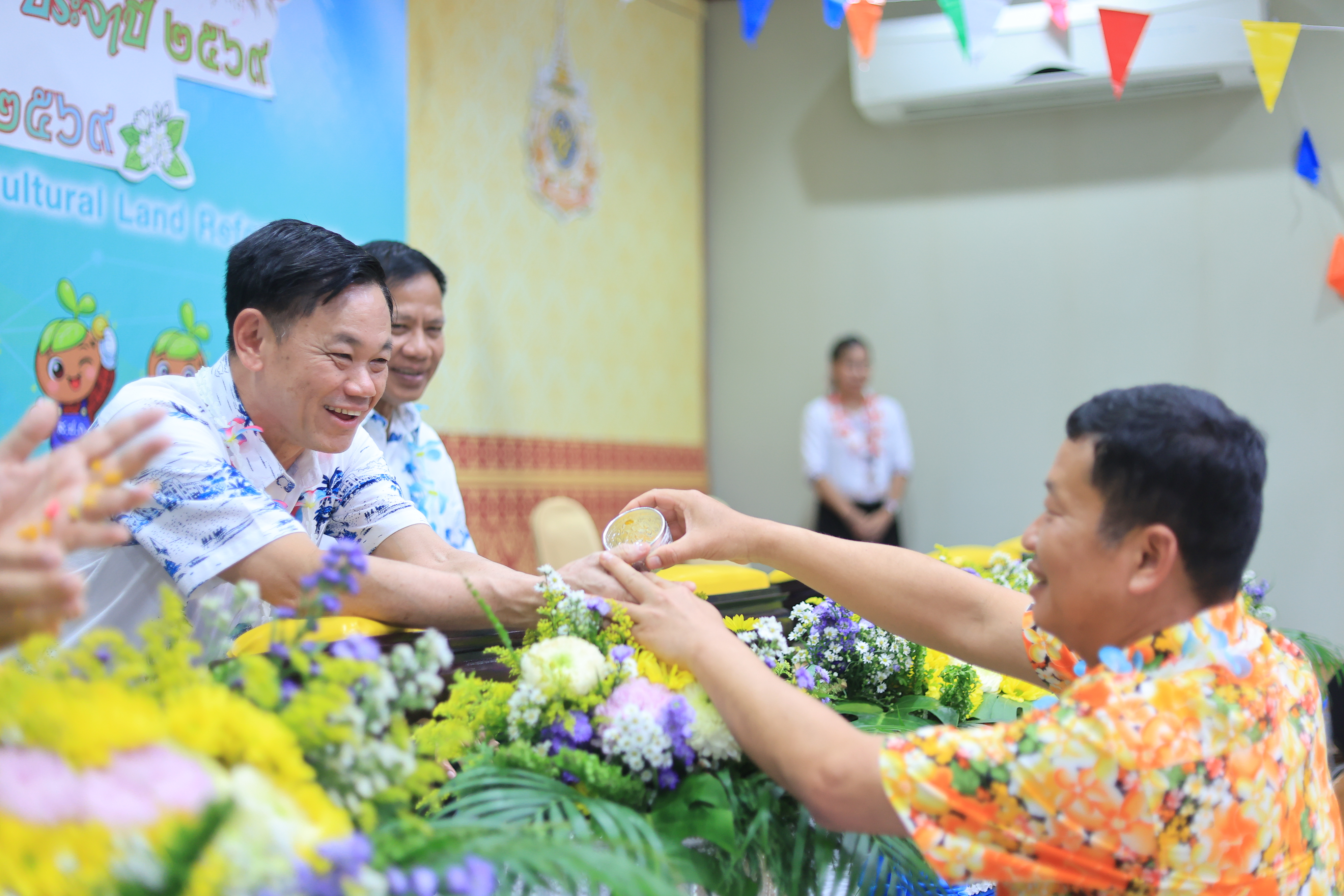 title - ชุ่มฉ่ำ! ชาว ส.ป.ก. ร่วมสรงน้ำพระพุทธรูป และรดน้ำขอพรผู้บริหาร เนื่องในประเพณีวันสงกรานต์ ประจำปี 2569 บรรยากาศเต็มไปด้วยความชื่นมื่นชุ่มฉ่ำ